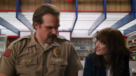 Η Millie Bobby Brown των Stranger Things "Πραγματικά θέλει τον Joyce και τον Hopper να είναι μαζί" στην 4η σεζόν