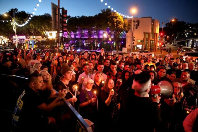 Los Angeles, około 20 listopada ludzie zbierają się, aby wziąć udział w czuwaniu przy świecach wzdłuż bulwaru Santa Monica przed roccos w niedzielę, 20 listopada 2022 r. w Los Angeles przywódcy miasta CA i organizacje społeczne organizują czuwanie przy świecach w solidarności ze społecznością lgbtq w Kolorado Springs, Colorado, gdzie co najmniej pięć osób zostało zastrzelonych w nocnym klubie w późną sobotę, gary coronado los angeles Times, via getty obrazy