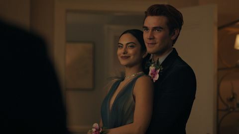 Riverdale kapitola sedmdesát sedm vyvrcholení číslo obrázku rvd501fg0019r na obrázku l r camila mendes jako veronica lodge a kj apa jako archie andrews foto cw © 2021 síť cw, llc všechna práva vyhrazena