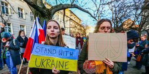 Krakau, Polen 2020224 demonstranten gezien met borden met een vredessymbool en staan ​​met de slogan van Oekraïne tijdens het protest. als reactie op de Russische invasie van Oekraïne protesteerden leden van de Oekraïense gemeenschap en ondersteunende polen en Wit-Russen in de buurt van diplomatieke missies van de Russische Federatie om hun verzet uit te spreken tegen de Russische militaire agressie in Krakau, waar de Oekraïense immigratie bijzonder talrijk is, verscheidene duizend mensen marcheerden door het stadscentrum en verzamelden zich voor het russische consulaat foto door filip radwanskisopa imageslightrocket via getty afbeeldingen