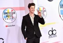 Czy zapinane na zamek spodnie Shawna Mendesa na gali American Music Awards 2018?