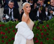 Kim Kardashian's platinablonde met gala-haar volledige lengte foto's