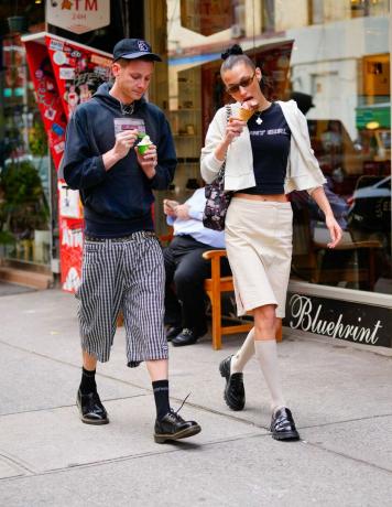 new york, new york 10 mei bella hadid en marc kalman worden gezien op kalmans verjaardag op 10 mei 2022 in new york city foto door gothamgc images