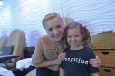 Jessie Star Peyton lista volontärer med St. Judes för Thanksgiving