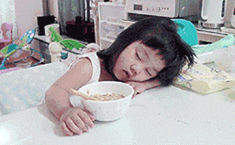 Ребенок спит и ест