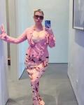 Kourtney Kardashian naujausiame „Instagram“ įraše dėvi marškinius su dryžuotomis sagomis ir be kelnių