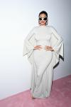 Kylie Jenner nosí šaty Acne Studios Cape na pařížský týden módy