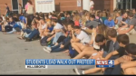 Транс-подросток сопротивляется после того, как 150 ее одноклассников протестуют против ее права пользоваться раздевалкой для девочек