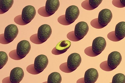 große Gruppe Avocados in einem Muster platziert