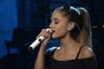 Ariana Granden lauantai -illan live -esitys
