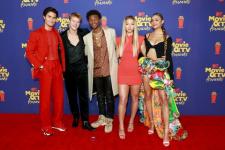 El elenco de "Outer Banks" posan juntos en la alfombra roja de los MTV Movie Awards 2021