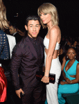 Nick Jonas sagt, es wäre "umstritten", seinen Lieblingssong von Taylor Swift zuzugeben: "Es wäre, als würde man sich auf die Seite eines ihrer Exen stellen"