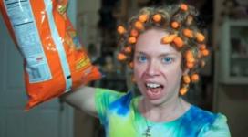Denne vloggeren krøllet håret hennes med Cheetos, og resultatene er fantastiske