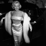 Kylie Jenner kanaliserer Marilyn Monroe i en silkehvid kjole og elegante krøller
