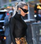 Kim Kardashian porte des boucles d'oreilles Balenciaga Credit Card à 425 $
