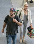 Miley Cyrus se ține de mână cu Liam Hemsworth, evită mai multe întrebări de nuntă