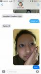 Mädchen streichelt Freund mit Augenbrauen-Hack