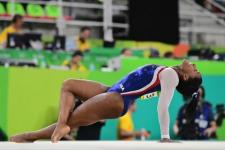 Рутинна програма на етажа на олимпийските игри на Simone Biles