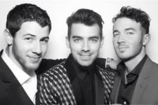 De Jonas Brothers hadden een glorieuze reünie voor het verlovingsfeest van Joe en Sophie Turner
