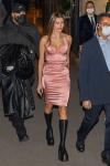 Hailey Bieber meni ulos seksikkäässä vaaleanpunaisessa satiinimekossa Pariisissa