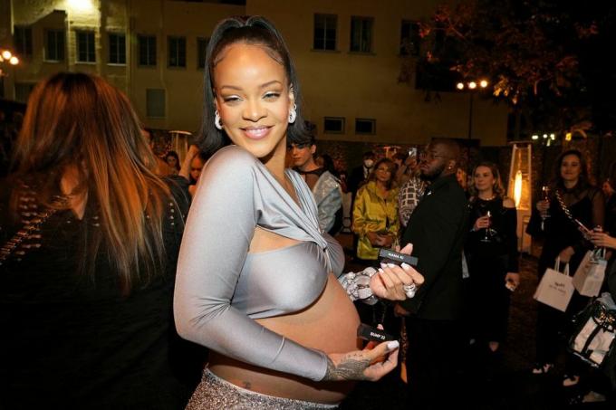 los angeles, kalifornia március 12. Rihanna gravírozott fenty szépség ikon rúzsokkal pózol, miközben a fenty piacra dobását ünnepli beauty at ulta beauty 2022. március 12-én Los Angelesben, Kaliforniában fotó: kevin mazurgetty images for fenty beauty by rihanna