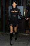 Kourtney Kardashian úgy nézett ki, mint egy szexi boszorkány Travis Barkerrel való randevúzásra