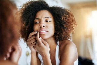 Patarimai, kaip prižiūrėti spalvotų moterų odą