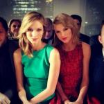 Taylor Swift og Karlie Kloss sidder foran på modeugen