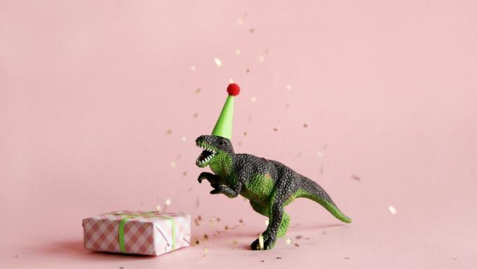 speelgoeddinosaurus met verjaardagscadeau