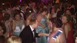 Syy Tämä lukiolainen vei 37 tyttöä prom -juhlaan sulattaa sydämesi