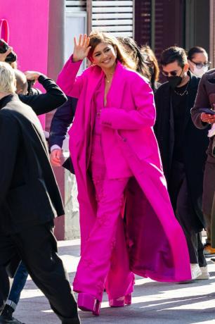 Zendaya oszołomiona w różowym garniturze walentynkowym na paryskim tygodniu mody