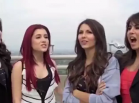 Victoria Justice v tem starem "zmagovitem" intervjuju meče senco na Ariano Grande in je smešen AF