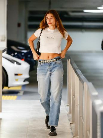 로스앤젤레스, 캘리포니아 1월 06일 hailey bieber is seen on january 06, 2023 in 로스앤젤레스, 캘리포니아 photo by rachpootbauer griffingc images