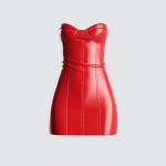 Charli D'Amelio je punk princesa v rdeči mini obleki iz lateksa in škornjih s platformo