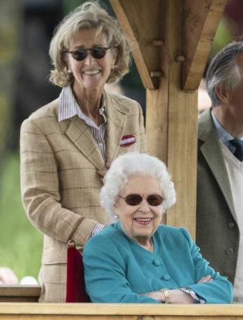 Windsor, Anglicko 1. júl kráľovná Alžbeta II. a Penelope Knatchbull, grófka mountbatten z Barmy návšteva kráľovského paláca Windsorská výstava koní 2021 na zámku Windsor 1. júla 2021 vo Windsore, Anglicko foto od mark cuthbertuk press cez getty snímky