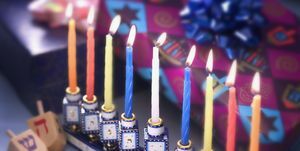 menorá encendida y regalos de hanukkah