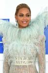 Beyonce gaiši zilā kleitā 2016. gada VMA balvu pasniegšanas ceremonijā