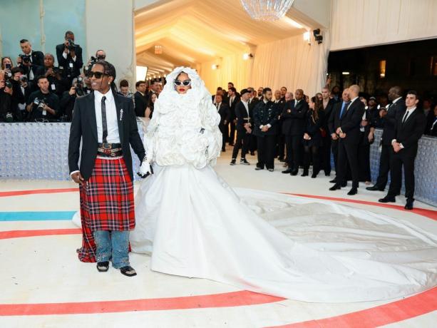 new york, new york may 01 a$ap rocky dan rihanna menghadiri met gala 2023 merayakan karl lagerfeld garis kecantikan di museum seni metropolitan pada 01 mei 2023 di kota new york foto oleh dimitrios kambourisgetty images for the met museumvogue