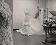 Bekijk foto's van het maken van Ralph Lauren-trouwjurken van Jennifer Lopez