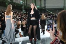 Η Gigi Hadid αποκαλύπτει ότι ήταν έγκυος ενώ περπατούσε στην πασαρέλα κατά τη διάρκεια του μήνα της μόδας τον Φεβρουάριο