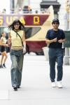 Bella Hadid sort dans un pull sans manches jaune à New York