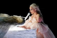 Lady Gaga laulaa vuoden 2018 Grammy -palkintoja