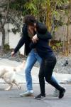 Ο Shawn Mendes και η Camila Cabello δεν σταματούν καν να περπατούν για να βγουν έξω με το σκυλί τους