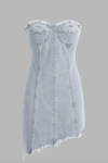 Meghan Fox draagt ​​een denim bustier mini-jurk met Machine Kelly tijdens Paris Fashion Week