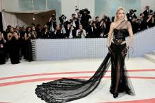 Gigi Hadid luce un vestido negro transparente en la Met Gala 2023