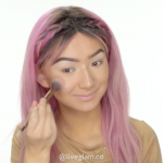 Se denne pige gøre sit helt ansigt til makeup ved kun at bruge Kylie Jenner Lip Kits