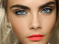 11 lucruri pe care le înțelege fiecare fată care se simte goală fără eyeliner