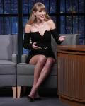 Taylor Swift vysílá princeznu Dianu ve svetru a motorkářských šortkách