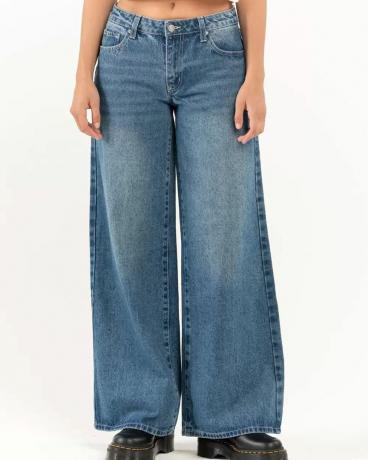 Nízké džíny se širokými nohavicemi