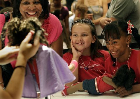 Della Laster, Ashley White, 7 ขวบและ Dana Laster, 9 ขวบตอบสนองเมื่อพวกเขาเห็นผมตุ๊กตาของ Laster ทำที่ American Girl ใหม่ใน McLean, VA เมื่อวันที่ 18 มิถุนายน 2011